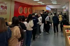 超意兴快餐-店内排队场景